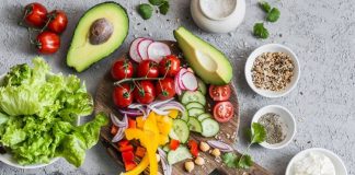 Akdeniz Diyeti, yalnızca bir beslenme modeli değil, aynı zamanda yüzyıllardır süregelen bir yaşam biçimi olarak günümüzde yeniden ilgi odağı haline gelmiş durumda. Bilimsel araştırmalarla desteklenen bu beslenme yaklaşımı, özellikle kalp sağlığı, uzun yaşam ve dengeli kilo kontrolü ile ilişkilendiriliyor. Akdeniz’e kıyısı olan ülkelerin geleneksel mutfak kültüründen doğan bu diyet, doğal ve işlenmemiş gıdaları merkezine almasıyla modern beslenme alışkanlıklarına güçlü bir alternatif sunuyor. Konulu bir haber görseli.