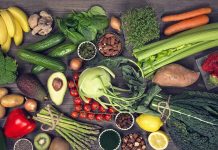 Alkalin Diyeti, son yıllarda sağlıklı yaşam ve doğal beslenme trendleriyle birlikte sıkça gündeme gelen beslenme yaklaşımlarından biri olarak öne çıkıyor. Vücudun asit-baz dengesini korumayı hedefleyen bu diyet modeli, yalnızca kilo kontrolüyle değil, genel sağlık algısıyla ilişkilendiriliyor. Özellikle işlenmiş gıdaların yoğun tüketildiği modern beslenme düzenine bir alternatif sunması, Alkalin Diyetine olan ilgiyi artırıyor. Konulu bir haber görseli.