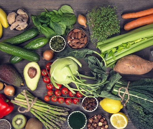 Alkalin Diyeti Doğal Beslenme Arayışında Giderek Daha Fazla İlgi Görüyor Alkalin Diyeti, son yıllarda sağlıklı yaşam ve doğal beslenme trendleriyle birlikte sıkça gündeme gelen beslenme yaklaşımlarından biri olarak öne çıkıyor. Vücudun asit-baz dengesini korumayı hedefleyen bu diyet modeli, yalnızca kilo kontrolüyle değil, genel sağlık algısıyla ilişkilendiriliyor. Özellikle işlenmiş gıdaların yoğun tüketildiği modern beslenme düzenine bir alternatif sunması, Alkalin Diyetine olan ilgiyi artırıyor. Konulu bir haber görseli.