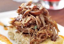 Anadolu’nun binlerce yıllık mutfak mirası içinde önemli bir yere sahip olan Tandır Kültürü, yalnızca bir pişirme yöntemi değil, aynı zamanda güçlü bir toplumsal hafızayı temsil eder. Toprakla, ateşle ve emekle kurulan bu ilişki, yemeğin yalnızca fiziksel bir ihtiyaç olmadığını; paylaşım, sabır ve gelenekle şekillenen bir kültür olduğunu gösterir. Günümüzde modern mutfak teknolojileri yaygınlaşsa da Tandır Kültürü, birçok bölgede hâlâ canlılığını korur. Konulu bir haber görseli.