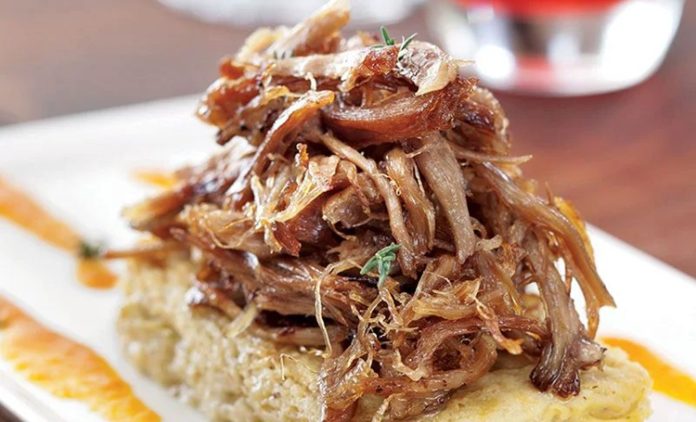 Anadolu’nun binlerce yıllık mutfak mirası içinde önemli bir yere sahip olan Tandır Kültürü, yalnızca bir pişirme yöntemi değil, aynı zamanda güçlü bir toplumsal hafızayı temsil eder. Toprakla, ateşle ve emekle kurulan bu ilişki, yemeğin yalnızca fiziksel bir ihtiyaç olmadığını; paylaşım, sabır ve gelenekle şekillenen bir kültür olduğunu gösterir. Günümüzde modern mutfak teknolojileri yaygınlaşsa da Tandır Kültürü, birçok bölgede hâlâ canlılığını korur. Konulu bir haber görseli.