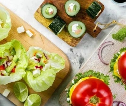 Atkins Diyeti, uzun yıllardır beslenme dünyasında tartışılan ve özellikle düşük karbonhidrat temelli yapısıyla bilinen bir beslenme modeli olarak yeniden gündeme geliyor. Kilo kontrolü, metabolik denge ve enerji yönetimi gibi konuların ön plana çıkmasıyla birlikte bu diyet modeli, klasik kalori kısıtlı diyetlerden farklı bir alternatif sunuyor. Atkins Diyeti, ne yendiğinden çok vücudun hangi yakıtı kullandığına odaklanan yaklaşımıyla dikkat çekiyor. Konulu bir haber görseli.