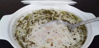 Ayran Aşı Yaz Sofralarının Ferahlatıcı Lezzeti Ayran aşı, geleneksel Türk mutfağının en sevilen ve serinleten tariflerinden biri olarak öne çıkıyor. Özellikle yaz aylarında sofraları süsleyen bu yoğurt bazlı çorba, hem hafif hem besleyici bir seçenek olarak dikkat çekiyor. Ayran aşı, ferahlatıcı özelliği sayesinde sıcak havalarda hem öğle yemeklerinde hem de akşam sofralarında tercih ediliyor. Taze yeşillikler ve baharatlarla hazırlanan bu tarif, hem sağlıklı hem de doyurucu bir lezzet sunuyor. Konulu bir haber görseli.