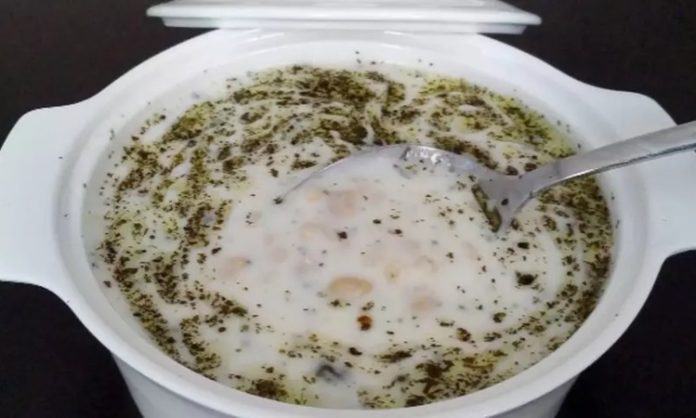 Ayran Aşı Yaz Sofralarının Ferahlatıcı Lezzeti Ayran aşı, geleneksel Türk mutfağının en sevilen ve serinleten tariflerinden biri olarak öne çıkıyor. Özellikle yaz aylarında sofraları süsleyen bu yoğurt bazlı çorba, hem hafif hem besleyici bir seçenek olarak dikkat çekiyor. Ayran aşı, ferahlatıcı özelliği sayesinde sıcak havalarda hem öğle yemeklerinde hem de akşam sofralarında tercih ediliyor. Taze yeşillikler ve baharatlarla hazırlanan bu tarif, hem sağlıklı hem de doyurucu bir lezzet sunuyor. Konulu bir haber görseli.