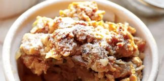 Ayvalı Crumble Mevsimsel Lezzeti Ve Sıcak Dokusu İle Tatlı Sofralarına Yeni Bir Soluk Getiriyor Son yıllarda ev mutfağından kafe menülerine kadar geniş bir alanda kendine yer bulan ayvalı crumble, klasik tatlı anlayışını modern dokunuşlarla birleştiren özel tarifler arasında gösteriliyor. Ayvanın kendine özgü aroması ile crumble hamurunun gevrek yapısı bir araya geldiğinde ortaya hem dengeli hem de karakterli bir tatlı çıkıyor. Özellikle sonbahar ve kış aylarında tercih edilen bu tatlı, mevsimsel lezzet arayanların dikkatini çekiyor. Konulu bir haber görseli.