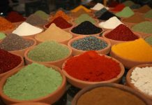 Baharat Kültürü Ve Sofralarda Lezzetin İzleri Baharatlar, tarih boyunca hem yemek kültürü hem de ticaret açısından büyük önem taşımıştır. Farklı coğrafyalarda yetişen baharatlar, sofralara sadece tat ve aroma katmakla kalmaz, aynı zamanda kültürel bir mirasın aktarılmasını sağlar. Özellikle Anadolu ve Orta Doğu mutfaklarında, baharatların kullanımı yüzyıllardır süregelen bir gelenek olarak kabul edilir. Konulu bir haber görseli.