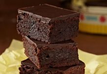 Brownie, yıllardır tatlı dünyasında popülerliğini koruyan, çikolatanın en yoğun halini sunan klasik bir hamur işi olarak biliniyor. Amerika’da doğan bu tatlı, bugün Türkiye’de de kahve menülerinin vazgeçilmezlerinden biri haline geldi. Hem evlerde hem kafelerde sıkça tercih edilen bu tatlının hikâyesi, aslında çikolatanın büyüleyici dünyasına olan ilginin bir yansıması. Son zamanlarda özellikle sosyal medya tariflerinin de yaygınlaşmasıyla birlikte, brownie yapımı ev mutfaklarında daha da popüler hale gelmiş durumda. Konulu bir haber görseli.