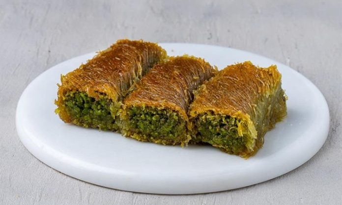 Türkiye’nin gastronomik mirasında özel bir yere sahip olan burma kadayıf, şerbetli tatlı çeşitleri arasında hem görünümü hem de lezzetiyle dikkat çekiyor. Yalnızca özel günlerde değil, artık günlük tüketim alışkanlıklarında bile sıkça tercih edilen bu tatlı, son yıllarda restoran ve pastane menülerinde yeniden popüler hale geldi. Anadolu’nun pek çok şehrinde farklı şekillerle hazırlanabilen burma kadayıf tatlısı, özellikle Gaziantep ve Şanlıurfa gibi bölgelerde ustalıkla yapılmasıyla biliniyor. Konulu bir haber görseli.