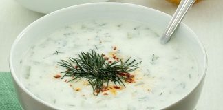 Cacık, Türk mutfağının en sevilen ve ferahlatıcı tariflerinden biri olarak öne çıkıyor. Özellikle yaz aylarında sofraları süsleyen bu yoğurt bazlı karışım, hem hafif hem de besleyici bir seçenek olarak dikkat çekiyor. Cacık hem öğle yemeklerinin yanında hem de akşam yemeklerinde meze olarak sunulabiliyor. Taze nane, salatalık ve sarımsak gibi malzemelerle hazırlanan cacık, sağlıklı ve lezzetli oluşuyla mutfakların vazgeçilmezi haline geliyor. Konulu bir haber görseli.