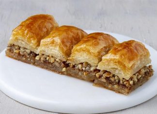 Türkiye’nin geleneksel tatlı kültürünün en önemli temsilcilerinden biri olan cevizli baklava, son dönemde hem yurt içinde hem de yurt dışında yeniden büyük bir ilgi görmeye başladı. Asırlardır bayramların, düğünlerin ve özel günlerin vazgeçilmez tatlısı olan cevizli baklava, özellikle el açması yufka, kaliteli ceviz ve özenle hazırlanan şerbetiyle Türk mutfağının en güçlü lezzet simgeleri arasında yer alıyor. Günümüzde baklava üreticilerinin çeşitliliği artırması, geleneksel tariflere sahip çıkması ve modern sunum teknikleri geliştirmesi, tatlının bilinirliğini daha da yükseltti. Konulu bir haber görseli.