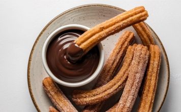 Churros, son yıllarda yalnızca İspanya’nın geleneksel sokak lezzeti olmaktan çıkıp dünya genelinde kafe menülerinin favorisi haline geldi. Özellikle Türkiye’de tatlı kültürünün giderek çeşitlenmesiyle birlikte churros popüler bir alternatif olarak öne çıkıyor. Çıtır yapısı, şeker ve tarçınla kaplanan dış yüzeyi ve sıcak çikolata sosuyla birleştiğinde ortaya çıkan benzersiz tat, birçok insanın yeni gözdesi haline gelmiş durumda. Konulu bir haber görseli.