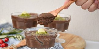 Çikolatalı Mousse Lezzeti Yeniden Yükselişte Tatlı Dünyasında Yeni Trend Son dönemde tatlı tercihleri arasında belirgin bir yükseliş gösteren çikolatalı mousse, hem hafif yapısı hem de yoğun kakao aromasıyla geniş bir kitleyi kendine çekiyor. Tatlı severlerin özellikle kış aylarında daha yoğun aromalara yönelmesi, bu tatlının tekrar öne çıkmasını sağlıyor. Pastanelerde ve restoranlarda satış oranları giderek artarken, sosyal medya kullanıcıları da görünümü oldukça şık olan çikolatalı mousse paylaşımlarına her geçen gün daha fazla ilgi gösteriyor. Bu ilgi, tatlının hem profesyonel mutfaklarda hem de ev tariflerinde daha fazla yer bulmasına katkı sağlıyor. Konulu bir haber görseli.