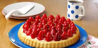 Tatlı dünyasında hem görselliği hem de ferah tadıyla özel bir yere sahip olan çilekli tart, son yıllarda yeniden yükselen bir ilgiyle karşılanıyor. Özellikle mevsiminde kullanılan çileklerin aromasıyla birleşen bu klasik tatlı, hem ev mutfaklarında hem de pastanelerde sıkça tercih ediliyor. İnce tabanı, yumuşak kreması ve taze meyve dokunuşuyla öne çıkan çilekli tart, ağır tatlılardan kaçınanlar için dengeli bir alternatif sunuyor. Konulu bir haber görseli.