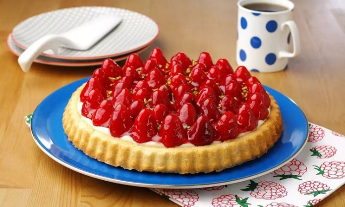 Tatlı dünyasında hem görselliği hem de ferah tadıyla özel bir yere sahip olan çilekli tart, son yıllarda yeniden yükselen bir ilgiyle karşılanıyor. Özellikle mevsiminde kullanılan çileklerin aromasıyla birleşen bu klasik tatlı, hem ev mutfaklarında hem de pastanelerde sıkça tercih ediliyor. İnce tabanı, yumuşak kreması ve taze meyve dokunuşuyla öne çıkan çilekli tart, ağır tatlılardan kaçınanlar için dengeli bir alternatif sunuyor. Konulu bir haber görseli.