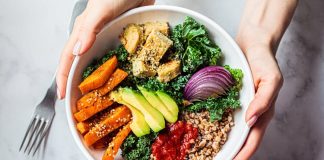 Clean Eating, son yıllarda sağlıklı yaşam arayışında olan bireyler arasında giderek daha fazla benimsenen bir beslenme yaklaşımı olarak öne çıkmaktadır. Bu anlayış, gıdaların mümkün olduğunca doğal hâliyle tüketilmesini, aşırı işlenmiş ürünlerden uzak durulmasını ve beslenme sürecinde bilinçli tercihler yapılmasını temel alır. Clean Eating, katı kurallardan çok farkındalık üzerine kurulu bir yaklaşım sunduğu için geniş bir kitleye hitap etmektedir. Konulu bir haber görseli.