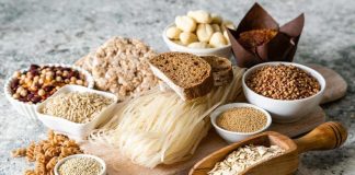 Çölyak Diyeti ile Glutensiz Sağlıklı Beslenme Rehberi Çölyak hastalığı, gluten içeren gıdaların bağışıklık sistemi tarafından zararlı olarak algılanmasına yol açan otoimmün bir rahatsızlıktır. Bu nedenle çölyak diyeti, gluten içeren buğday, arpa ve çavdar gibi tahılların diyetten çıkarılmasını gerektirir. Diyet, hem hastalığın semptomlarını azaltmak hem de beslenme açısından dengeli bir yaşam sürdürmek için kritik öneme sahiptir. Günümüzde insanlar, sadece sağlık açısından değil, aynı zamanda yaşam kalitesini artırmak için de bilinçli bir şekilde glutensiz beslenmeye yöneliyor. Konulu bir haber görseli.
