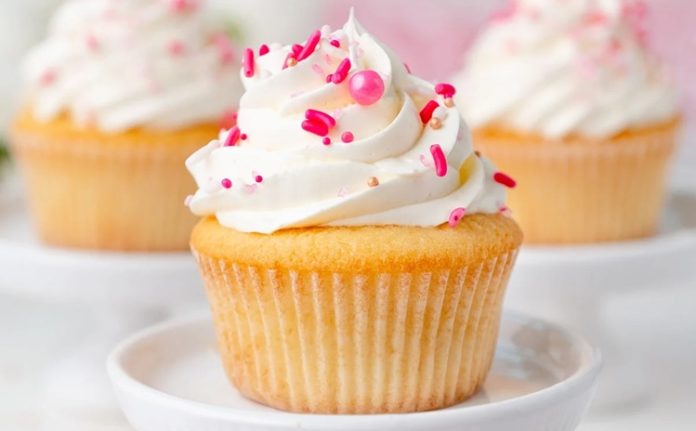 Cupcake Şıklığıyla Tatlı Dünyasında Yeni Trend Cupcake, özellikle son yıllarda hem görselliği hem de kişisel porsiyon sunması sayesinde pastacılık dünyasında giderek daha fazla ilgi gören tatlı seçeneklerinden biri haline geldi. Küçük kalıplarda hazırlanması ve çeşitli krema süslemeleriyle sunulması, bu tatlıyı hem özel günlerde hem günlük tüketim için popülerleştiriyor. Renkli görüntüsü sayesinde özellikle çocukların ilgisini çeken cupcake, aynı zamanda yetişkinlerin de kahve molalarının vazgeçilmez tatlıları arasında yer alıyor. Konulu bir haber görseli.
