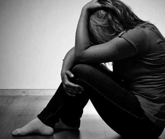 Depresyon Diyeti Ruhsal Dengeyi Destekleyen Beslenme Yaklaşımı Depresyon, günümüzde birçok insanın yaşam kalitesini etkileyen önemli bir ruhsal durum olarak öne çıkıyor. Günlük hayatta yaşanan stres, sosyal baskılar ve düzensiz yaşam alışkanlıkları, ruhsal dengeyi olumsuz yönde etkileyebiliyor. Bu noktada beslenme düzeni, yalnızca fiziksel sağlığı değil, zihinsel ve duygusal durumu da yakından ilgilendiriyor. depresyon diyeti, ruh sağlığını desteklemeyi amaçlayan, dengeli ve sürdürülebilir bir beslenme anlayışı olarak dikkat çekiyor. Konulu bir haber görseli.