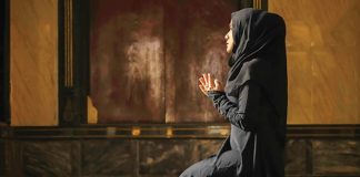 Dini Arınma Diyetleri Ve Ruhsal Sağlığa Katkıları Dini arınma diyeti uygulamaları, tarih boyunca farklı kültürlerde ve inanç sistemlerinde yer bulmuştur. Bu diyetler, sadece beslenme düzenini değiştirmekle kalmaz, aynı zamanda ruhsal ve zihinsel arınmayı destekler. Özellikle oruç ve belirli dönemlerde uygulanan dini diyetler, vücudun toksinlerden arınmasına ve metabolizmanın dengelenmesine yardımcı olur. Bu tür diyetler, bireylerin hem fiziksel hem de ruhsal sağlığını korumasına katkıda bulunur. Konulu bir haber görseli.