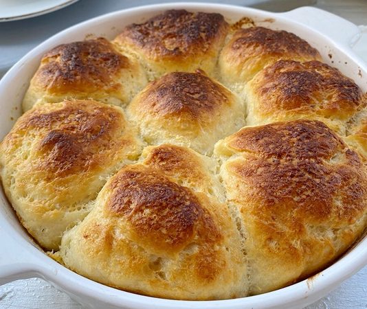 Dızmana Geleneği Trakya’da Yeniden İlgi Görüyor Dızmana, Trakya mutfağının en karakteristik hamur işlerinden biri olarak son yıllarda yeniden gündeme geliyor. Yerel lezzetlerin dijital platformlarda sıkça paylaşılması, sokak lezzetlerine yönelik artan ilgi ve gastronomi turizminin yaygınlaşması, bu geleneksel yiyeceğin Türkiye genelinde daha fazla tanınmasını sağladı. Pek çok kişi tarafından Balkan kökenli bir tarif olarak bilinen Dızmana, özellikle Rumeli göçmeni ailelerde hâlâ günlük sofraların vazgeçilmezlerinden biri olmaya devam ediyor. Bu ilginin hızla artması, bölgedeki küçük işletmeleri de harekete geçirdi ve geleneksel tariflerin modern yorumlarla yeniden sunulmasına zemin hazırladı. Konulu bir haber görseli.