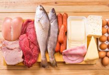 Dukan Diyeti, özellikle hızlı kilo kaybı hedefleyen bireyler arasında uzun süredir popülerliğini koruyan beslenme modellerinden biri olarak öne çıkıyor. Yüksek protein tüketimine dayanan bu yaklaşım, karbonhidrat ve yağ alımını ciddi ölçüde sınırlandırmasıyla klasik diyet anlayışlarından ayrılıyor. Dukan Diyeti, kısa sürede sonuç alma beklentisiyle uygulanması nedeniyle hem ilgi görüyor hem de çeşitli tartışmalara konu oluyor. Konulu bir haber görseli.