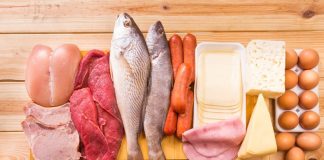 Dukan Diyeti, özellikle hızlı kilo kaybı hedefleyen bireyler arasında uzun süredir popülerliğini koruyan beslenme modellerinden biri olarak öne çıkıyor. Yüksek protein tüketimine dayanan bu yaklaşım, karbonhidrat ve yağ alımını ciddi ölçüde sınırlandırmasıyla klasik diyet anlayışlarından ayrılıyor. Dukan Diyeti, kısa sürede sonuç alma beklentisiyle uygulanması nedeniyle hem ilgi görüyor hem de çeşitli tartışmalara konu oluyor. Konulu bir haber görseli.