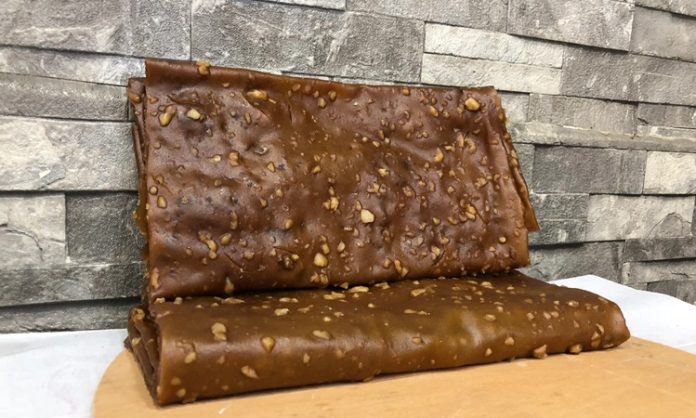 Erzurum’un köklü mutfak kültürü içinde yüzyıllardır kendine yer bulan Erzurum dut pestili, hem besleyici yapısı hem de doğal içeriğiyle Türkiye’nin birçok bölgesinde tercih edilen özel lezzetlerden biri haline geldi. Doğu Anadolu’nun sert iklimine uygun olarak enerji veren, uzun süre dayanabilen ve tamamen doğal yöntemlerle hazırlanan pestil, bugün hem yerel halk içinde hem de gastronomi dünyasında önemli bir yere sahip. Erzurum’un yüksek yaylalarında yetişen dut ağaçlarından toplanan meyvelerle hazırlanan bu ürün, şeker ilavesi olmadan da tatlı ve aromatik bir yapı sunmasıyla dikkat çekiyor. Geleneksel yöntemlerle hazırlanan dut pestili, özellikle kış aylarında enerji ihtiyacını karşılamada önemli rol oynuyor. Konulu bir haber görseli.