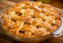 Apple Pie, dünya genelinde tanınan ve özellikle Amerika mutfağıyla özdeşleşmiş olsa da, bugün pek çok ülkede farklı dokunuşlarla yeniden yorumlanan bir tatlı olarak karşımıza çıkıyor. Ev yapımı tatlı kültürünün en özel örneklerinden biri olarak kabul edilen Apple Pie, hem malzeme çeşitliliği hem de hikâyesiyle damaklarda derin bir iz bırakmayı sürdürüyor. Türkiye’de de son yıllarda popülerliği artan bu tatlı, özellikle soğuk havalarda sıcak servis edilmesiyle öne çıkıyor. Tarçın kokusunun evin her yerine yayılmasıyla birlikte tatlı yapmanın keyfi bambaşka bir hale gelirken, Apple Pie sadece bir lezzet değil, aynı zamanda nostaljik bir deneyim sunuyor.