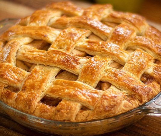 Apple Pie, dünya genelinde tanınan ve özellikle Amerika mutfağıyla özdeşleşmiş olsa da, bugün pek çok ülkede farklı dokunuşlarla yeniden yorumlanan bir tatlı olarak karşımıza çıkıyor. Ev yapımı tatlı kültürünün en özel örneklerinden biri olarak kabul edilen Apple Pie, hem malzeme çeşitliliği hem de hikâyesiyle damaklarda derin bir iz bırakmayı sürdürüyor. Türkiye’de de son yıllarda popülerliği artan bu tatlı, özellikle soğuk havalarda sıcak servis edilmesiyle öne çıkıyor. Tarçın kokusunun evin her yerine yayılmasıyla birlikte tatlı yapmanın keyfi bambaşka bir hale gelirken, Apple Pie sadece bir lezzet değil, aynı zamanda nostaljik bir deneyim sunuyor.