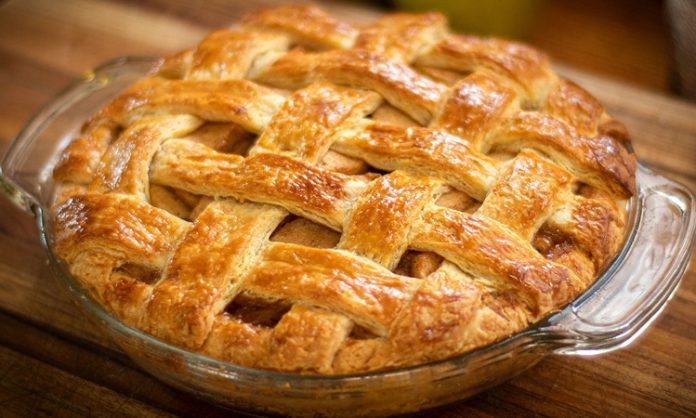 Apple Pie, dünya genelinde tanınan ve özellikle Amerika mutfağıyla özdeşleşmiş olsa da, bugün pek çok ülkede farklı dokunuşlarla yeniden yorumlanan bir tatlı olarak karşımıza çıkıyor. Ev yapımı tatlı kültürünün en özel örneklerinden biri olarak kabul edilen Apple Pie, hem malzeme çeşitliliği hem de hikâyesiyle damaklarda derin bir iz bırakmayı sürdürüyor. Türkiye’de de son yıllarda popülerliği artan bu tatlı, özellikle soğuk havalarda sıcak servis edilmesiyle öne çıkıyor. Tarçın kokusunun evin her yerine yayılmasıyla birlikte tatlı yapmanın keyfi bambaşka bir hale gelirken, Apple Pie sadece bir lezzet değil, aynı zamanda nostaljik bir deneyim sunuyor.