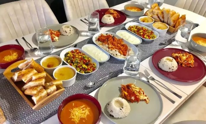 Türk kültüründe misafirlik, günlük hayatın sıradan bir parçası değil; özen, dikkat ve gönül alma üzerine kurulu köklü bir değerdir. Bu değerin en somut yansımalarından biri olan yatılı misafir yemeği, yalnızca karın doyurmayı değil, misafiri evin bir parçası gibi hissettirmeyi amaçlar. Günlük sofralardan farklı olarak daha planlı, daha çeşitli ve daha düşünülmüş olan bu yemekler, ev sahibinin misafire verdiği önemin sessiz bir ifadesidir. Konulu bir haber görseli.