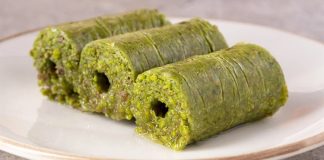 Gaziantep mutfağıyla özdeşleşen fıstık sarma, son yıllarda hem Türkiye’de hem de dünya genelinde gastronomi meraklılarının dikkatini çeken özel tatlılardan biri hâline geldi. İncecik açılan kadayıf hamurunun arasına bolca Antep fıstığı eklenerek hazırlanan bu eşsiz tatlı, hem görünümüyle hem de yoğun aromasıyla öne çıkıyor. Tatlı severlerin ilgisini çeken en önemli özelliklerinden biri ise tamamen doğal malzemelerle hazırlanmasına rağmen oldukça rafine bir lezzet sunması. Üstelik geleneksel tarifin modern dokunuşlarla birleşmesi, fıstık sarmayı son dönemde gurme restoranların da vazgeçilmezi yapıyor. Konulu bir haber görseli.