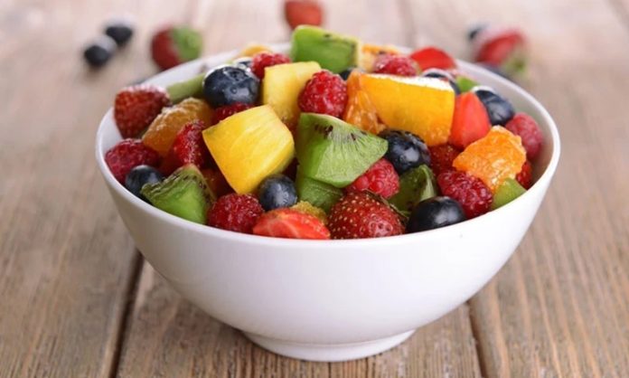 Fruitarian Beslenme Doğaya Yakın Yaşam Arayışında Gündemde Fruitarian beslenme, son yıllarda alternatif beslenme yaklaşımları arasında en çok tartışılan ve merak edilen modellerden biri olarak öne çıkmaktadır. Temelinde doğaya minimum müdahale ile beslenme fikri bulunan bu yaklaşım, özellikle sade yaşam, etik tüketim ve farkındalık kavramlarıyla birlikte anılmaktadır. Fruitarian Beslenme, klasik vegan ve vejetaryen beslenmeden daha dar bir çerçeveye sahip olmasıyla dikkat çekmektedir. Konulu bir haber görseli.