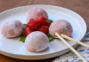 Uzak Doğu’nun en dikkat çekici tatlılarından biri olan Mochi, son yıllarda yalnızca Japonya’da değil dünya genelinde trend haline gelen tatlı çeşitleri arasında gösteriliyor. Yapımında kullanılan pirinç bazlı dokusu sayesinde hem yumuşak hem de esnek bir form sunan mochi, özellikle sosyal medya platformlarında sıkça karşımıza çıkmasıyla merak uyandırıyor. Tatlının hem geleneksel hem de modern şekilde yorumlanabilmesi, onu farklı kültürlere kolayca uyarlanabilir hale getiriyor. Konulu bir haber görseli.