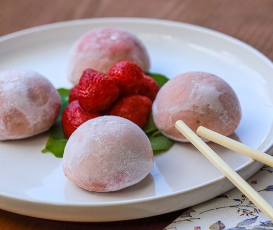 Uzak Doğu’nun en dikkat çekici tatlılarından biri olan Mochi, son yıllarda yalnızca Japonya’da değil dünya genelinde trend haline gelen tatlı çeşitleri arasında gösteriliyor. Yapımında kullanılan pirinç bazlı dokusu sayesinde hem yumuşak hem de esnek bir form sunan mochi, özellikle sosyal medya platformlarında sıkça karşımıza çıkmasıyla merak uyandırıyor. Tatlının hem geleneksel hem de modern şekilde yorumlanabilmesi, onu farklı kültürlere kolayca uyarlanabilir hale getiriyor. Konulu bir haber görseli.