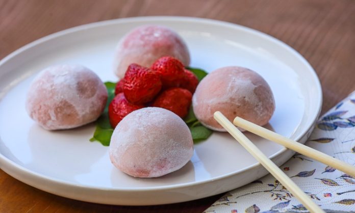 Uzak Doğu’nun en dikkat çekici tatlılarından biri olan Mochi, son yıllarda yalnızca Japonya’da değil dünya genelinde trend haline gelen tatlı çeşitleri arasında gösteriliyor. Yapımında kullanılan pirinç bazlı dokusu sayesinde hem yumuşak hem de esnek bir form sunan mochi, özellikle sosyal medya platformlarında sıkça karşımıza çıkmasıyla merak uyandırıyor. Tatlının hem geleneksel hem de modern şekilde yorumlanabilmesi, onu farklı kültürlere kolayca uyarlanabilir hale getiriyor. Konulu bir haber görseli.