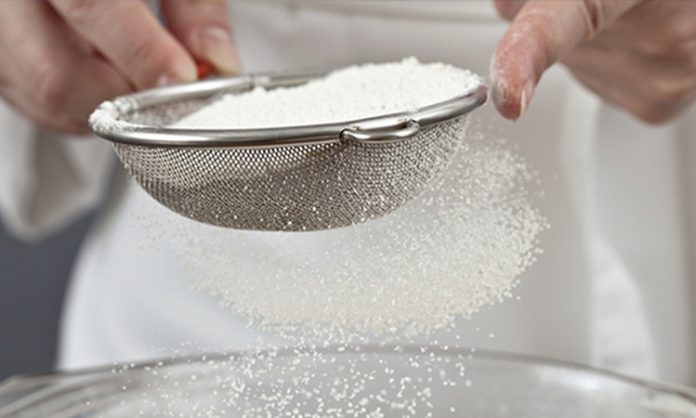 Gelenekten Sofraya Uzanan Un Eleme Ve Yufka Açma Kültürü Anadolu mutfağının temel taşlarından biri olan un eleme ve yufka açma, yalnızca bir yemek hazırlığı değil, kuşaktan kuşağa aktarılan güçlü bir kültürel pratiktir. Köy evlerinin avlularında, geniş sofraların kurulduğu günlerde başlayan bu süreç; emeğin, sabrın ve paylaşmanın somut bir yansımasıdır. Unun elenmesiyle başlayan yolculuk, incecik açılan yufkaların sac üzerinde pişirilmesiyle tamamlanır ve ortaya sadece bir yiyecek değil, bir yaşam biçimi çıkar. Konulu bir haber görseli.