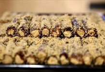 Karadeniz’in bereketli topraklarında yetişen fındığın ünü artık sadece çikolata ve tatlılarda değil, geleneksel lezzetlerde de kendini göstermeye devam ediyor. Özellikle Giresun fındıklı pestil sarma, son yıllarda hem yerel halkın hem de gastronomi tutkunlarının dikkatini çeken özel tatlar arasında yer alıyor. Doğal meyve pestilinin ince bir yaprak gibi hazırlanıp içine iri kıyım fındıkların doldurulmasıyla elde edilen bu tatlı, hem besleyici hem de oldukça hafif bir seçenek sunuyor. Üstelik bu lezzet, Giresun’un kültürel mirasını yansıtan en özel ürünlerden biri olarak öne çıkıyor. Tatlı severlerin yoğun ilgisi ise Giresun fındıklı pestil sarma üretiminin yaygınlaşmasına ve Türkiye genelinde daha fazla bilinirlik kazanmasına katkı sağlıyor. Konulu bir haber görseli.