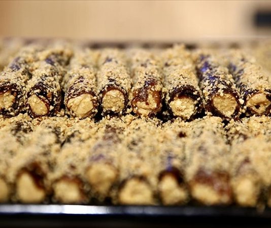 Giresun Fındıklı Pestil Sarma Lezzeti Türkiye’nin Yeni Gözdesi Oldu Karadeniz’in bereketli topraklarında yetişen fındığın ünü artık sadece çikolata ve tatlılarda değil, geleneksel lezzetlerde de kendini göstermeye devam ediyor. Özellikle Giresun fındıklı pestil sarma, son yıllarda hem yerel halkın hem de gastronomi tutkunlarının dikkatini çeken özel tatlar arasında yer alıyor. Doğal meyve pestilinin ince bir yaprak gibi hazırlanıp içine iri kıyım fındıkların doldurulmasıyla elde edilen bu tatlı, hem besleyici hem de oldukça hafif bir seçenek sunuyor. Üstelik bu lezzet, Giresun’un kültürel mirasını yansıtan en özel ürünlerden biri olarak öne çıkıyor. Tatlı severlerin yoğun ilgisi ise Giresun fındıklı pestil sarma üretiminin yaygınlaşmasına ve Türkiye genelinde daha fazla bilinirlik kazanmasına katkı sağlıyor. Konulu bir haber görseli.