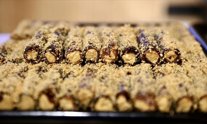 Giresun Fındıklı Pestil Sarma Lezzeti Türkiye’nin Yeni Gözdesi Oldu Karadeniz’in bereketli topraklarında yetişen fındığın ünü artık sadece çikolata ve tatlılarda değil, geleneksel lezzetlerde de kendini göstermeye devam ediyor. Özellikle Giresun fındıklı pestil sarma, son yıllarda hem yerel halkın hem de gastronomi tutkunlarının dikkatini çeken özel tatlar arasında yer alıyor. Doğal meyve pestilinin ince bir yaprak gibi hazırlanıp içine iri kıyım fındıkların doldurulmasıyla elde edilen bu tatlı, hem besleyici hem de oldukça hafif bir seçenek sunuyor. Üstelik bu lezzet, Giresun’un kültürel mirasını yansıtan en özel ürünlerden biri olarak öne çıkıyor. Tatlı severlerin yoğun ilgisi ise Giresun fındıklı pestil sarma üretiminin yaygınlaşmasına ve Türkiye genelinde daha fazla bilinirlik kazanmasına katkı sağlıyor. Konulu bir haber görseli.