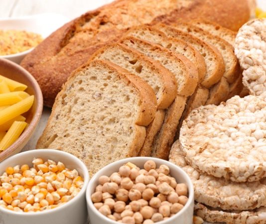 Glutensiz Yemeklerle Beslenme Alışkanlıkları Değişiyor Ve Yeni Bir Denge Arayışı Öne Çıkıyor Son yıllarda beslenme dünyasında dikkat çeken değişimlerden biri de glutensiz yemek anlayışının giderek daha fazla konuşulması oluyor. Önceleri yalnızca belirli sağlık sorunlarıyla ilişkilendirilen glutensiz beslenme, günümüzde daha geniş bir kitle tarafından tercih edilmeye başlanmış durumda. İnsanlar artık yalnızca ne yediklerini değil, tükettikleri gıdaların içeriklerini ve vücutları üzerindeki etkilerini daha fazla sorguluyor. Bu sorgulama süreci, glutensiz mutfağı modern beslenme trendlerinin merkezine taşıyor. Konulu bir haber görseli.