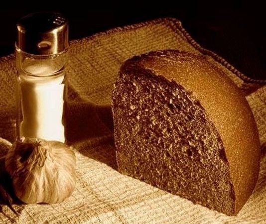 Hristiyan Ortodoks Oruç Diyeti İnanç Ve Beslenme Dengesi Hristiyan Ortodoks geleneğinde oruç, yalnızca belirli yiyeceklerden uzak durmayı değil, aynı zamanda ruhsal arınmayı ve disiplinli bir yaşam biçimini ifade eder. Bu anlayış içinde şekillenen Hristiyan Ortodoks oruç diyeti, bedensel ihtiyaçlar ile manevi hedefler arasında bir denge kurmayı amaçlar. Yüzyıllardır uygulanan bu beslenme yaklaşımı, belirli dönemlerde et, süt ürünleri ve bazı hayvansal gıdaların sınırlandırılmasına dayanır. Konulu bir haber görseli.