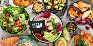 Hristiyan veganlığı, son yıllarda hem beslenme hem de inanç temelli yaşam biçimleri üzerine yapılan tartışmalarda giderek daha fazla yer bulmaktadır. Bu yaklaşım, Hristiyanlık inancının merhamet, şefkat ve sorumluluk ilkelerini merkeze alarak hayvansal ürünlerin tüketilmemesini savunur. Hristiyan veganlığı, yalnızca bir diyet tercihi değil, aynı zamanda etik ve ruhsal bir duruş olarak değerlendirilir. Konulu bir haber görseli.