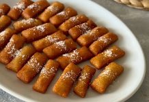 Son yıllarda sağlıklı yaşam trendlerinin etkisiyle doğal içerikli tatlılara olan talep hızla yükseliyor. Bu tatlılar arasında özellikle hurma tatlısı ön plana çıkmaya başladı. Hem ramazan döneminde hem de diğer aylarda sofralarda sıkça yer verilen bu tatlı, yüksek besin değerleri sayesinde uzmanlar tarafından da tavsiye edilen alternatifler arasında gösteriliyor. Doğal şekeri sayesinde ilave şeker kullanılmadan hazırlanabilen hurmalı tarifler, tüketicilerin ilgisini giderek daha fazla çekiyor. Konulu bir haber görseli.