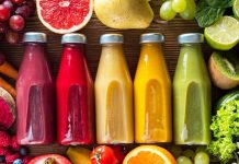 Juice cleanse, yani meyve ve sebze suları ile yapılan detoks uygulamaları, son yıllarda sağlıklı yaşam trendleri arasında önemli bir yer edindi. Bu yöntem, vücudu toksinlerden arındırmayı, sindirim sistemini rahatlatmayı ve enerji seviyesini yükseltmeyi amaçlar. Ancak bu süreçte juice cleanse uygulamasının doğru şekilde yapılması, hem besleyici hem de güvenli olmasını sağlar. İnsanlar, kısa süreli detoks programlarıyla bedenlerini yenilemek ve sağlıklı alışkanlıklarını desteklemek için bilinçli seçimler yapıyor. Konulu bir haber görseli.