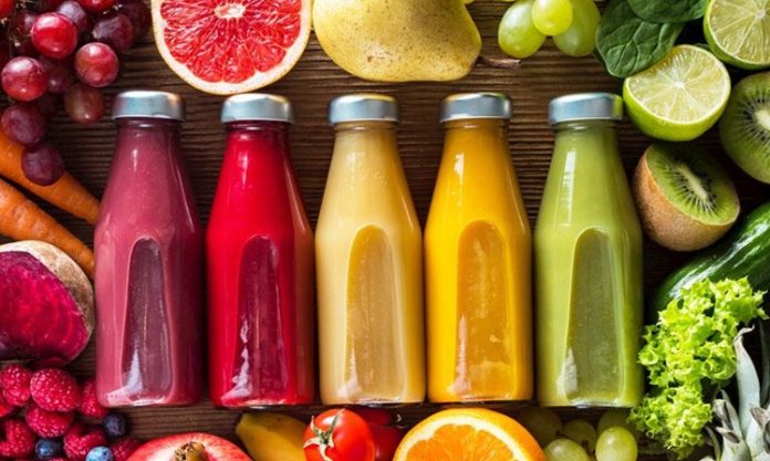 Juice cleanse, yani meyve ve sebze suları ile yapılan detoks uygulamaları, son yıllarda sağlıklı yaşam trendleri arasında önemli bir yer edindi. Bu yöntem, vücudu toksinlerden arındırmayı, sindirim sistemini rahatlatmayı ve enerji seviyesini yükseltmeyi amaçlar. Ancak bu süreçte juice cleanse uygulamasının doğru şekilde yapılması, hem besleyici hem de güvenli olmasını sağlar. İnsanlar, kısa süreli detoks programlarıyla bedenlerini yenilemek ve sağlıklı alışkanlıklarını desteklemek için bilinçli seçimler yapıyor. Konulu bir haber görseli.