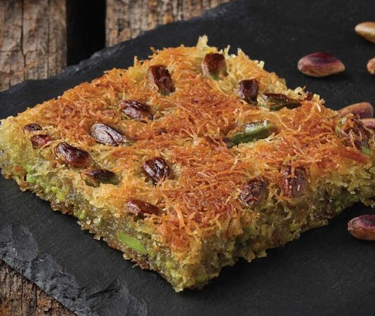 Kadayıfın Altın Çağı Geleneksel Lezzetin Modern Sofralardaki Yeni Yolculuğu Türkiye’nin en sevilen tatlılarından biri olan kadayıf, hem köklü geçmişi hem de zengin lezzet yapısıyla uzun bir kültürel geleneğin temsilcisi konumunda bulunuyor. Osmanlı döneminde saray mutfağının önemli tatlıları arasında kabul edilen kadayıf, özellikle Ramazan ve bayram dönemlerinde sofraların en çok tercih edilen tatlılarından biri hâline gelmiştir. Bu tatlı, Ortadoğu’dan Balkanlara kadar geniş bir coğrafyada kendine yer edinmiş, her bölgenin damak tadına ve kültürel alışkanlıklarına göre farklı tariflerle yeniden şekillenmiştir. Bu nedenle kadayıf, sadece tatlı olarak değil bir kültürel aktarım aracı olarak da önem taşır. Konulu bir haber görseli.