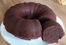 Son yıllarda özellikle ev yapımı tatlılara yönelen tüketicilerin ilgisi, kakaolu kek tariflerinin yeniden popülerleşmesini sağladı. Kolay hazırlanabilir olması, ekonomik malzemelerle yapılabilmesi ve her damak tadına hitap eden esnek bir tarif sunması, kakaolu keki hem evlerde hem de pastanelerde en çok tercih edilen lezzetlerden biri haline getirdi. Sosyal medya platformlarında paylaşılan kısa videolar, pratik tarifler ve yaratıcılığı öne çıkaran sunum fikirleri, kakaolu kek aramalarında belirgin bir artışa sebep oldu. Bu da özellikle ev kullanıcılarının kek tariflerine karşı ilgisini daha da hareketlendirdi. Konulu bir haber görseli.