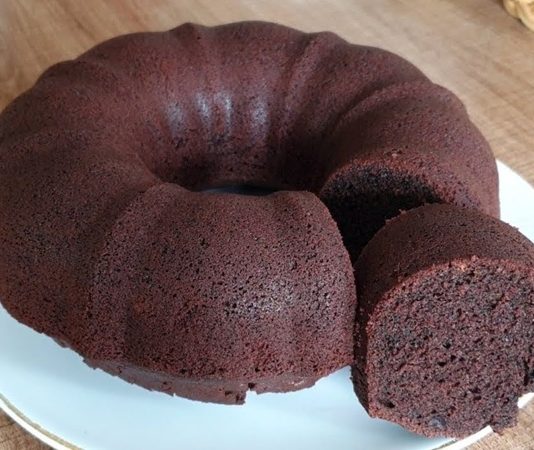 Kakaolu Kek Lezzeti Yeniden Gündemde Ev Mutfağının Vazgeçilmezi Oluyor Son yıllarda özellikle ev yapımı tatlılara yönelen tüketicilerin ilgisi, kakaolu kek tariflerinin yeniden popülerleşmesini sağladı. Kolay hazırlanabilir olması, ekonomik malzemelerle yapılabilmesi ve her damak tadına hitap eden esnek bir tarif sunması, kakaolu keki hem evlerde hem de pastanelerde en çok tercih edilen lezzetlerden biri haline getirdi. Sosyal medya platformlarında paylaşılan kısa videolar, pratik tarifler ve yaratıcılığı öne çıkaran sunum fikirleri, kakaolu kek aramalarında belirgin bir artışa sebep oldu. Bu da özellikle ev kullanıcılarının kek tariflerine karşı ilgisini daha da hareketlendirdi. Konulu bir haber görseli.