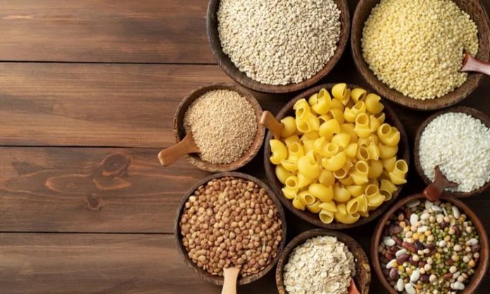 Karbonhidrat Sayımı Beslenme Alışkanlıklarını Nasıl Değiştiriyor Karbonhidrat sayımı, özellikle son yıllarda sağlıklı beslenme ve kilo kontrolü konularına ilgi duyan bireyler arasında giderek daha fazla konuşulan bir yöntem hâline gelmiştir. Bu yaklaşım, tüketilen besinlerdeki karbonhidrat miktarının bilinmesini ve günlük beslenme planının buna göre düzenlenmesini temel alır. Karbonhidrat sayımı, yalnızca kilo vermek isteyenler için değil, aynı zamanda kan şekeri dengesini korumayı amaçlayan bireyler için de önemli bir rehber olarak görülmektedir. Konulu bir haber görseli.